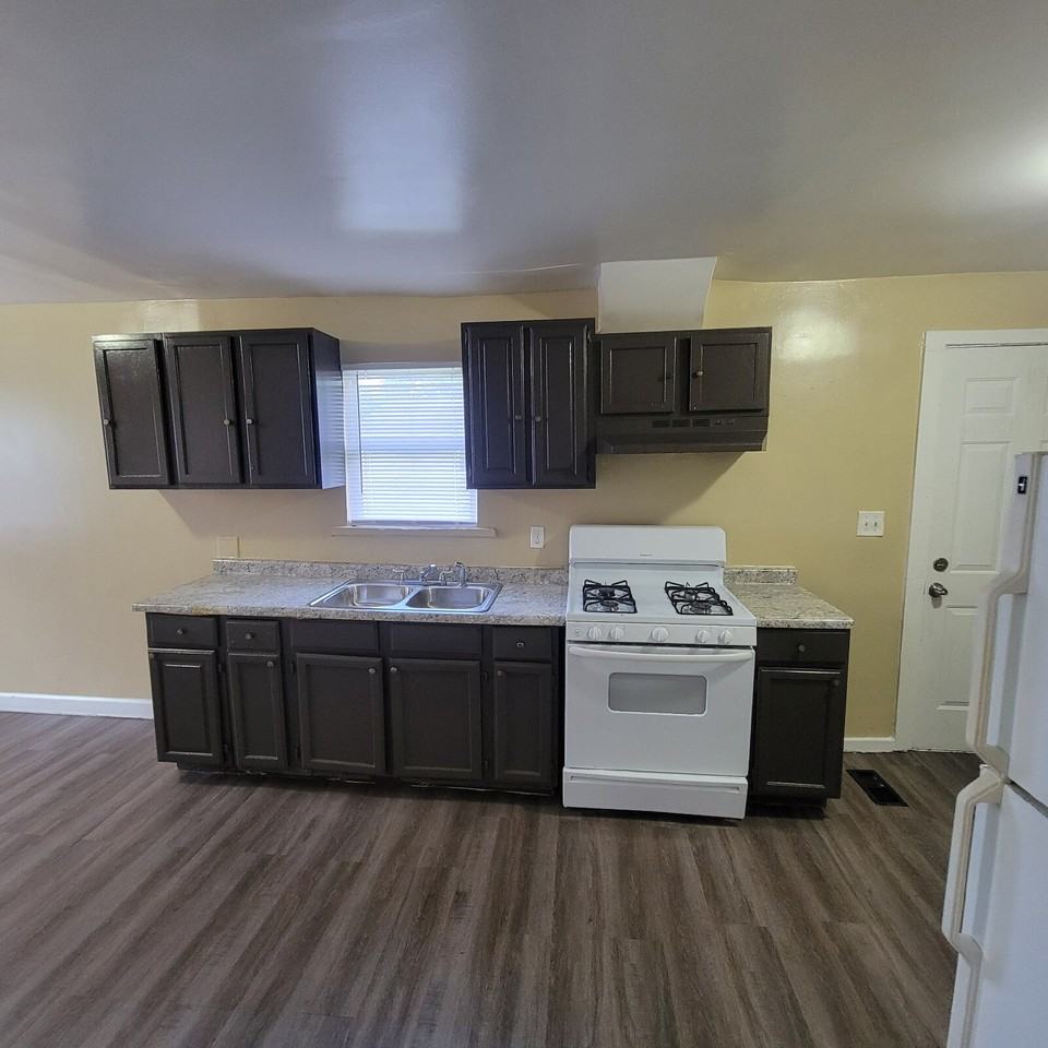 1330 W 32nd St - Photo 3 of 8