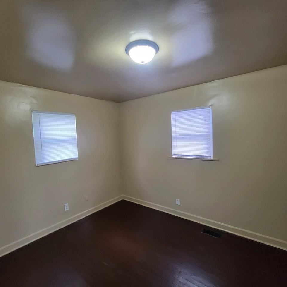 1330 W 32nd St - Photo 4 of 8