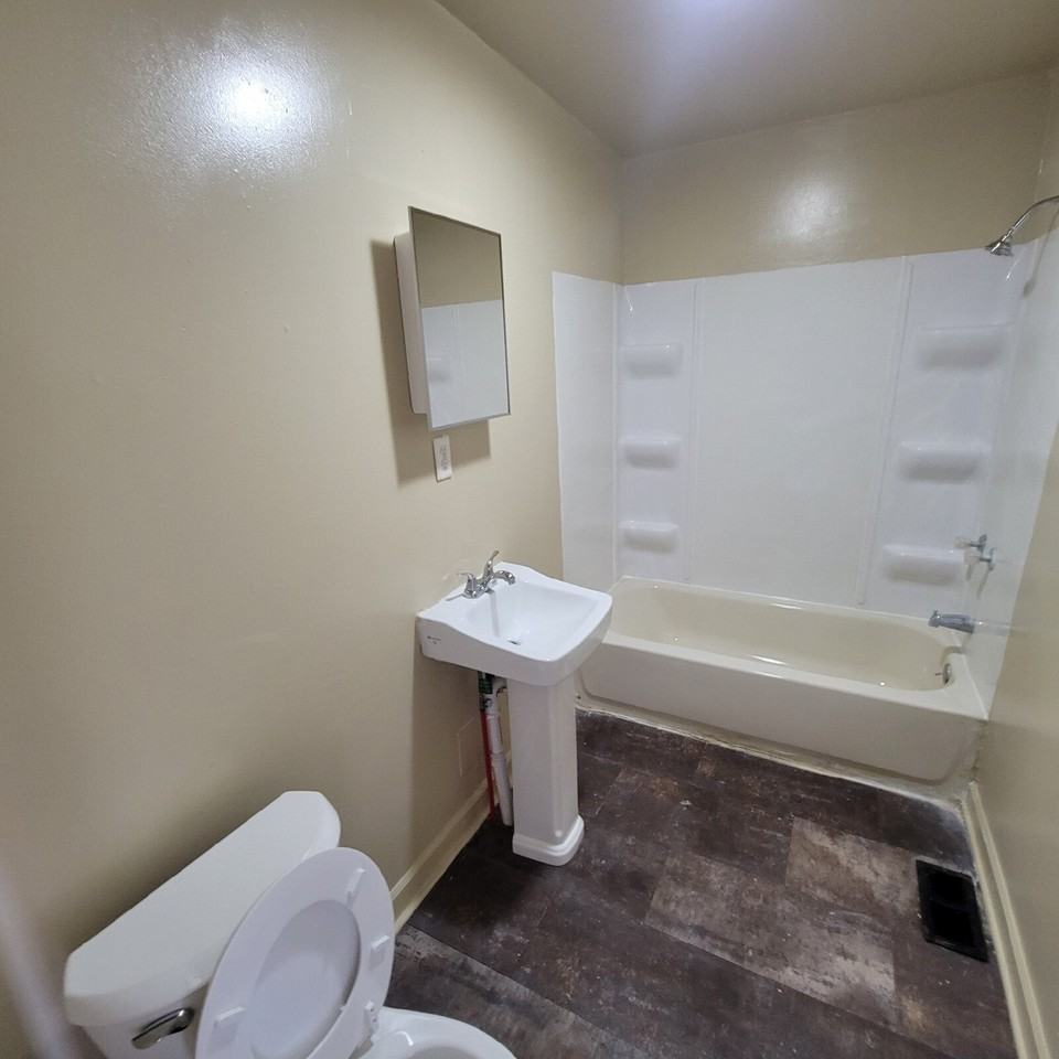 1330 W 32nd St - Photo 5 of 8