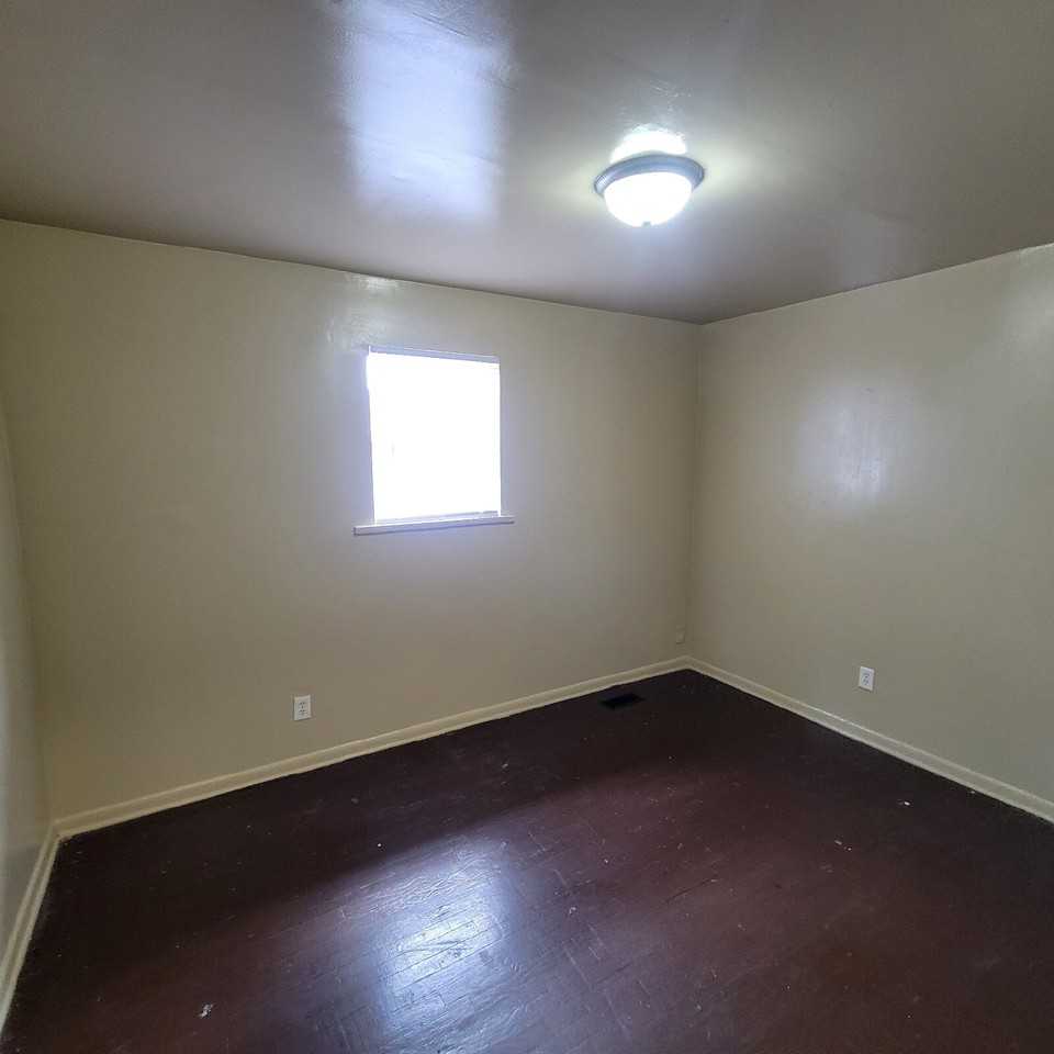 1330 W 32nd St - Photo 6 of 8