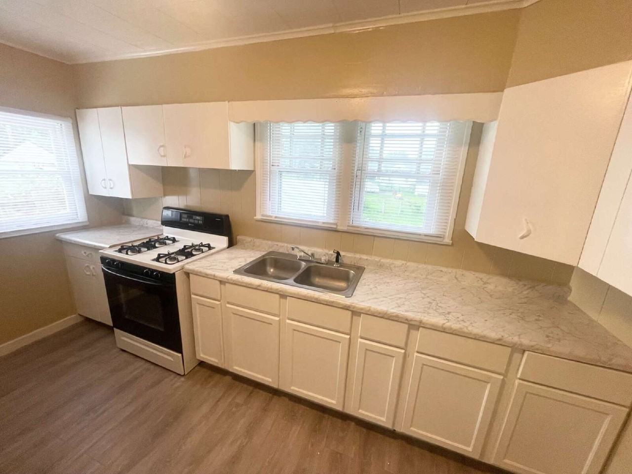 525 E Mills Ave - Photo 4 of 7