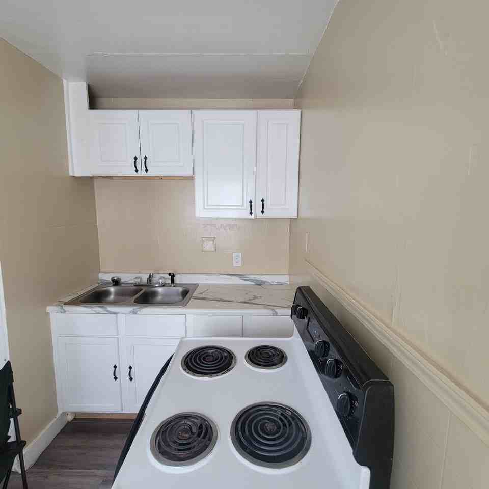 1635 Lawton Ave - Photo 5 of 5