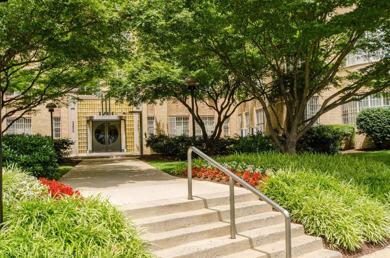 Majestic Apartments - Photo 4 of 31
