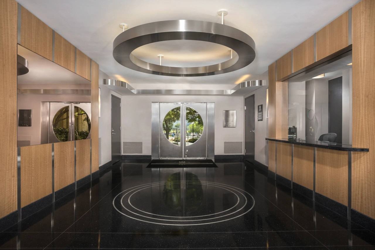 Majestic Apartments - Photo 5 of 31