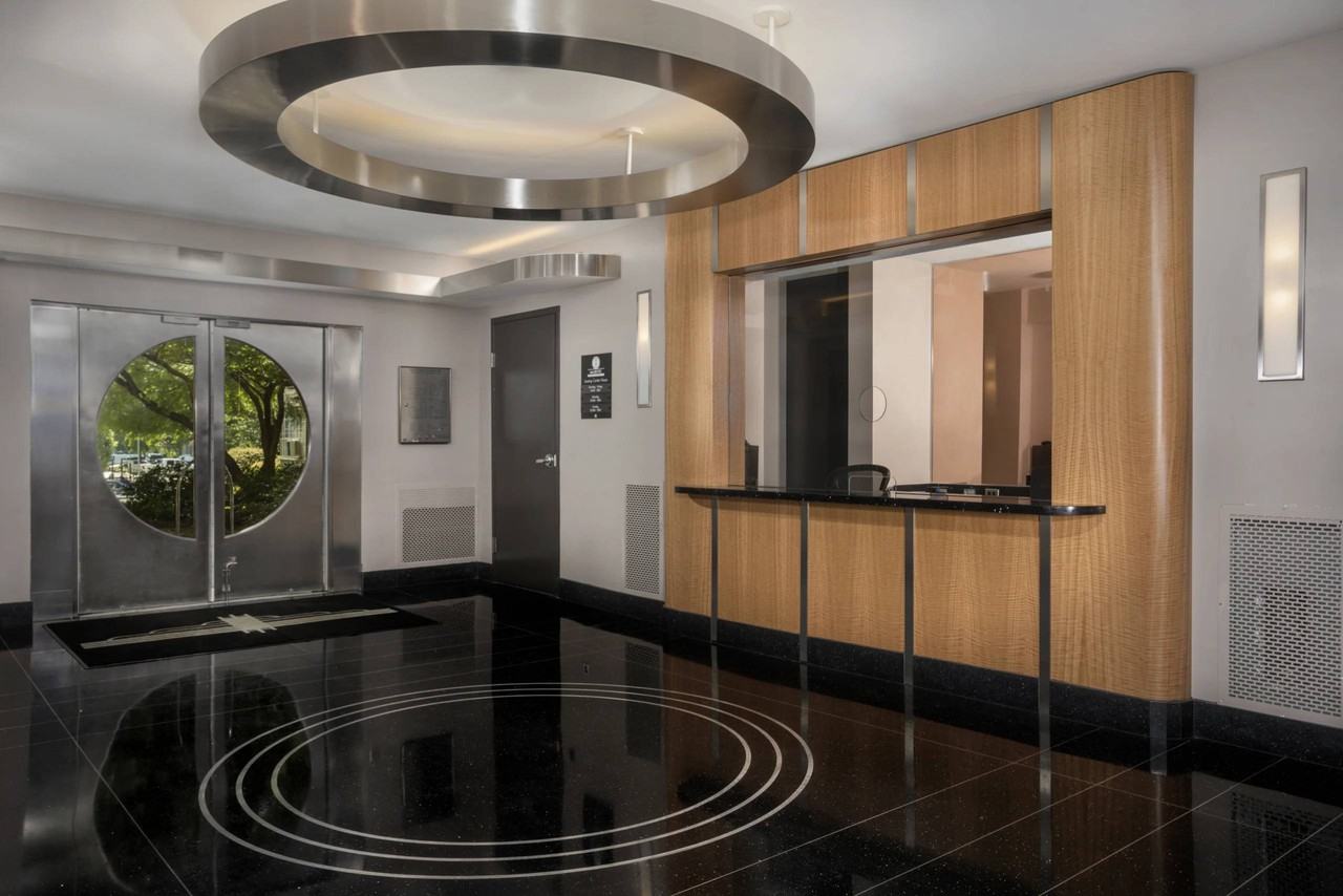 Majestic Apartments - Photo 6 of 31