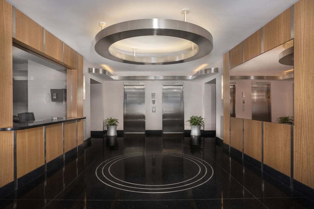 Majestic Apartments - Photo 7 of 31
