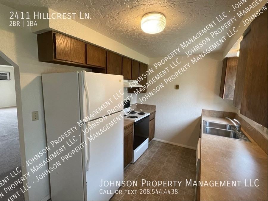 2411 Hillcrest Ln - Photo 2 of 14
