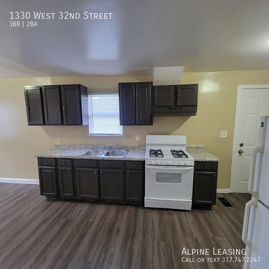 1330 W 22nd St - Photo 3 of 8