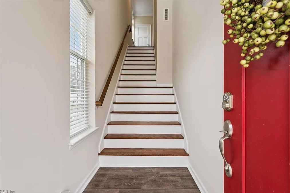 1402 Farringdon Way #NA - Photo 6 of 24