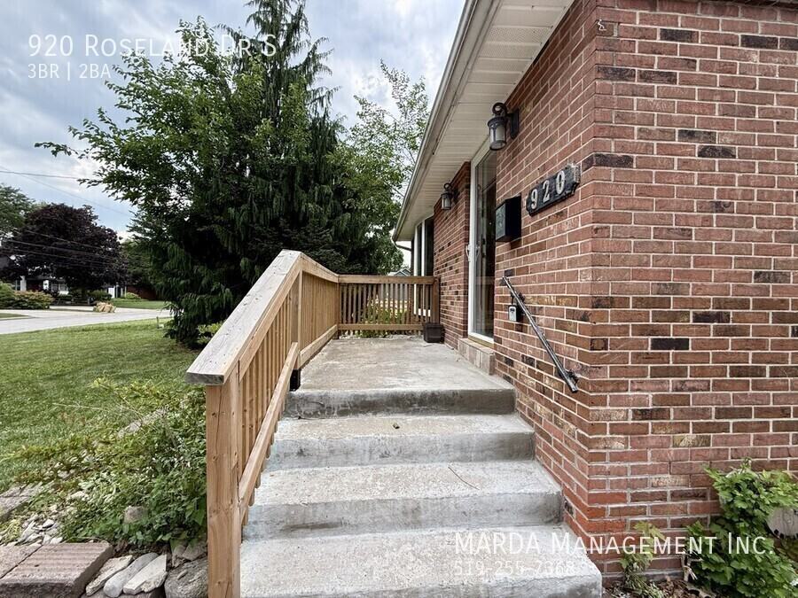 920 Roseland Dr S - Photo 3 of 50