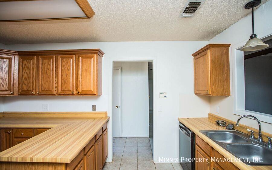 4628 Kemper St - Photo 3 of 28