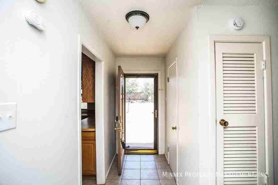 4628 Kemper St - Photo 6 of 28
