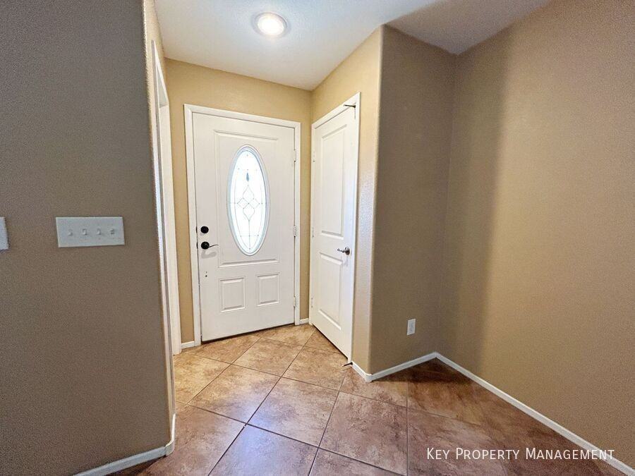 742 Iron Bridge St - Photo 3 of 36