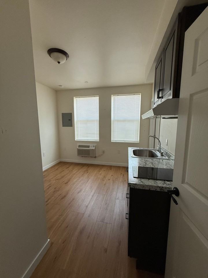 248 N 1st St - Photo 4 of 6