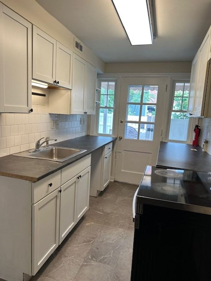 2428 Mercer St - Photo 7 of 15