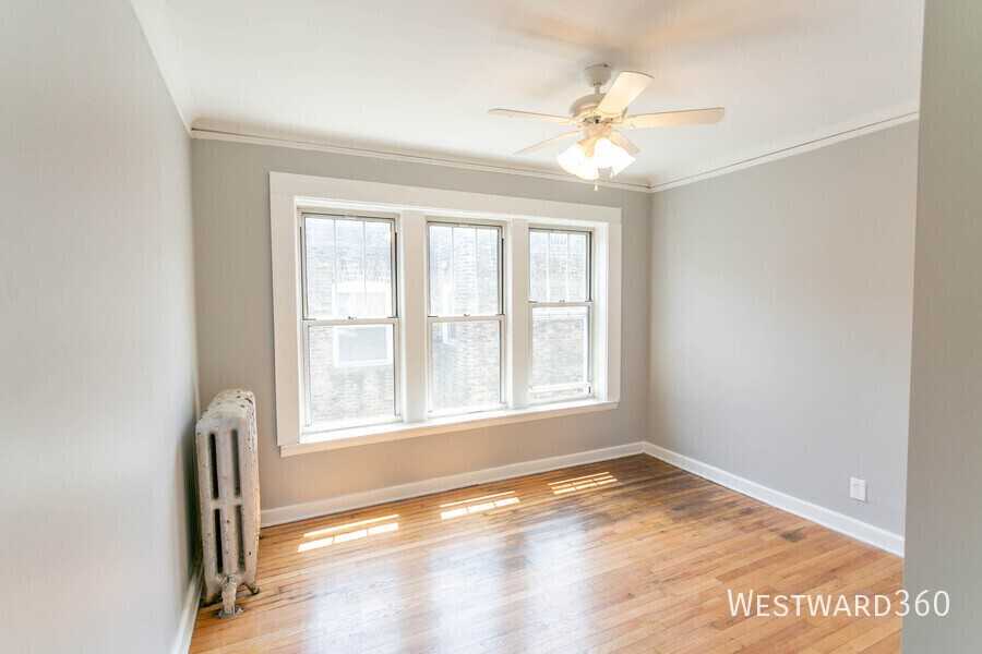7646 N Greenview Ave #3 - Photo 3 of 7