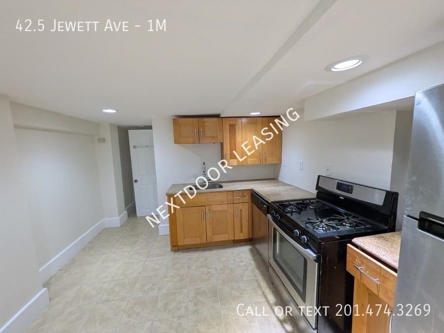 Jewett Ave #1M - Photo 2 of 11