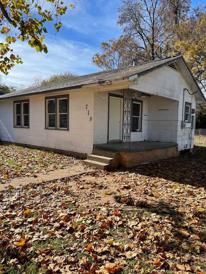 719 Anthony St - Photo 2 of 9