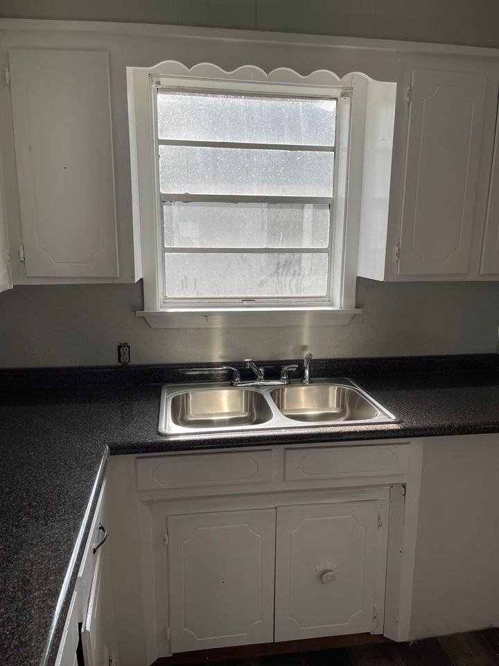 719 Anthony St - Photo 6 of 9