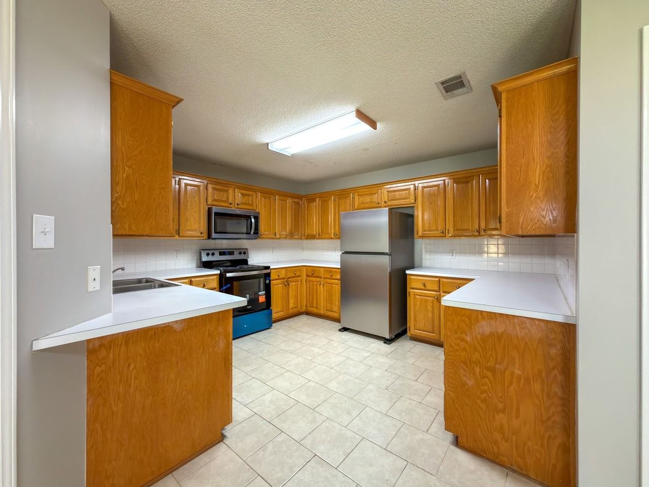6409 Fallstone Rd - Photo 6 of 17