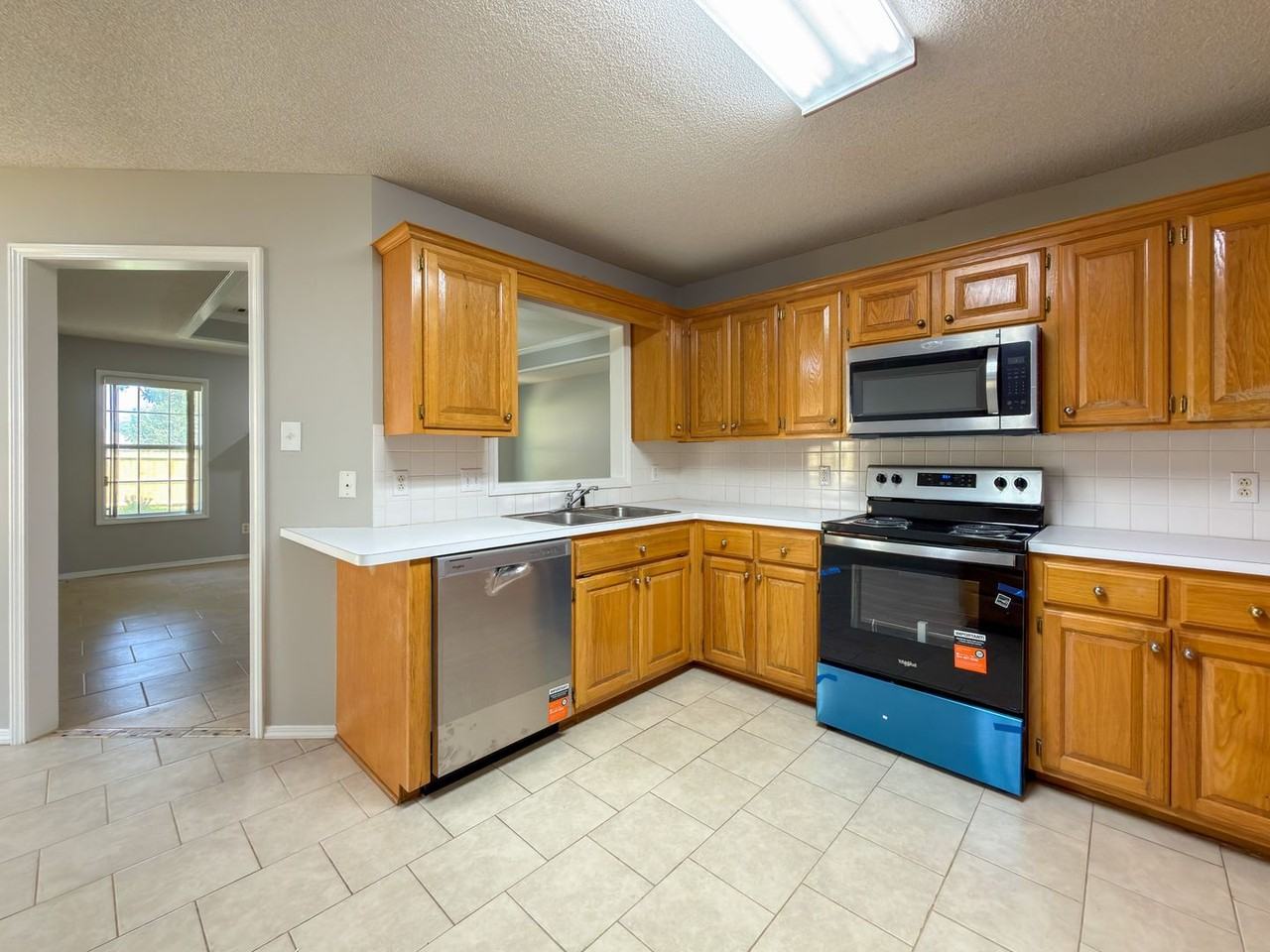 6409 Fallstone Rd - Photo 7 of 17
