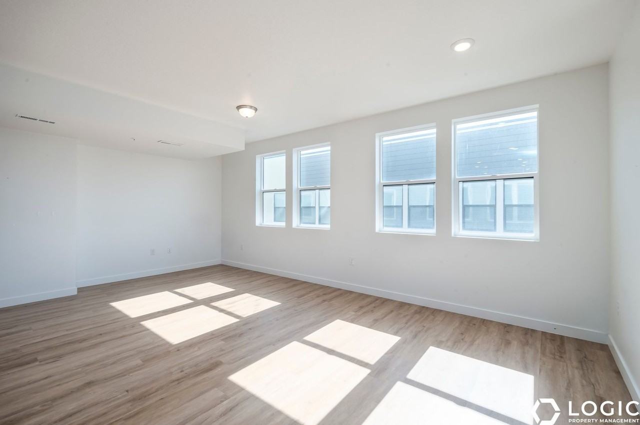 754 W Blue Magic Ln #303 - Photo 5 of 19