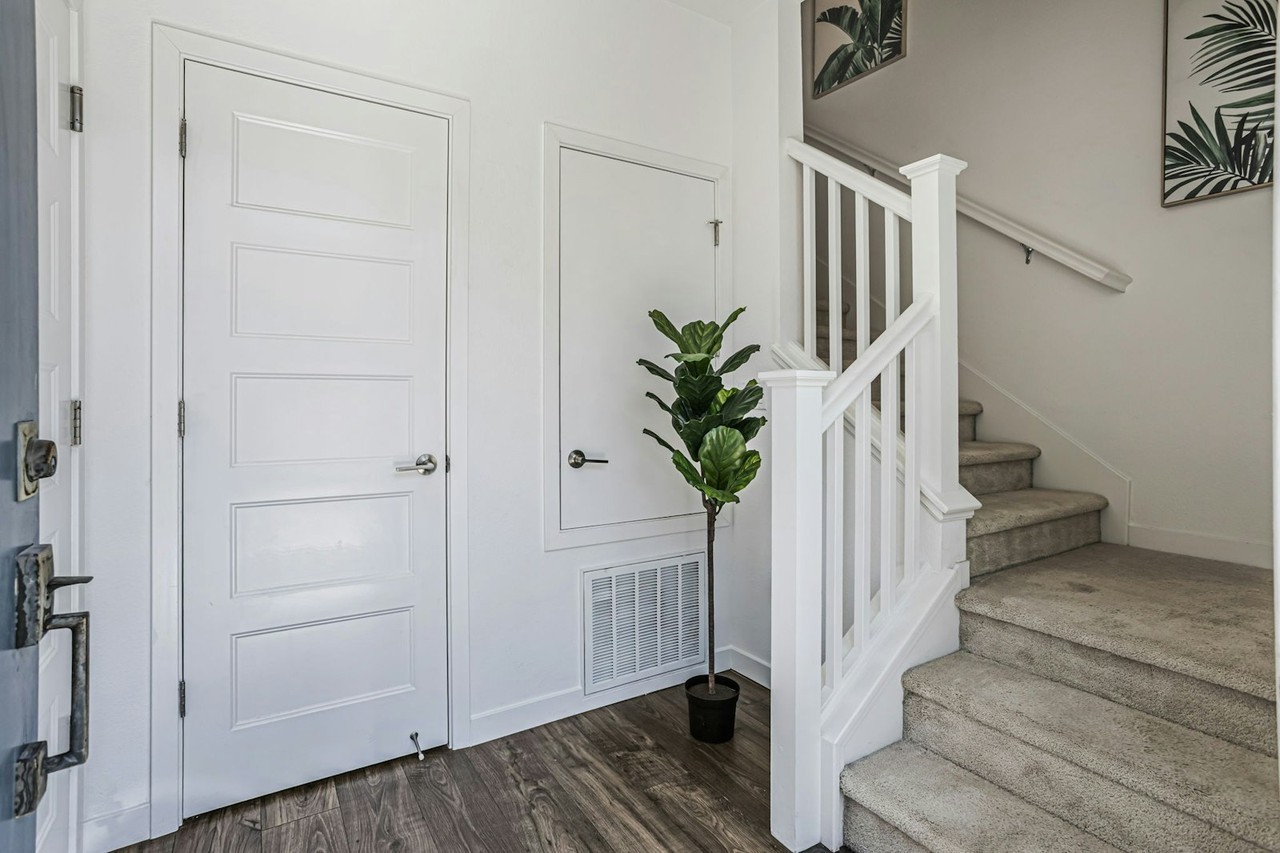 1833 Newbury Park Drive - Photo 3 of 32