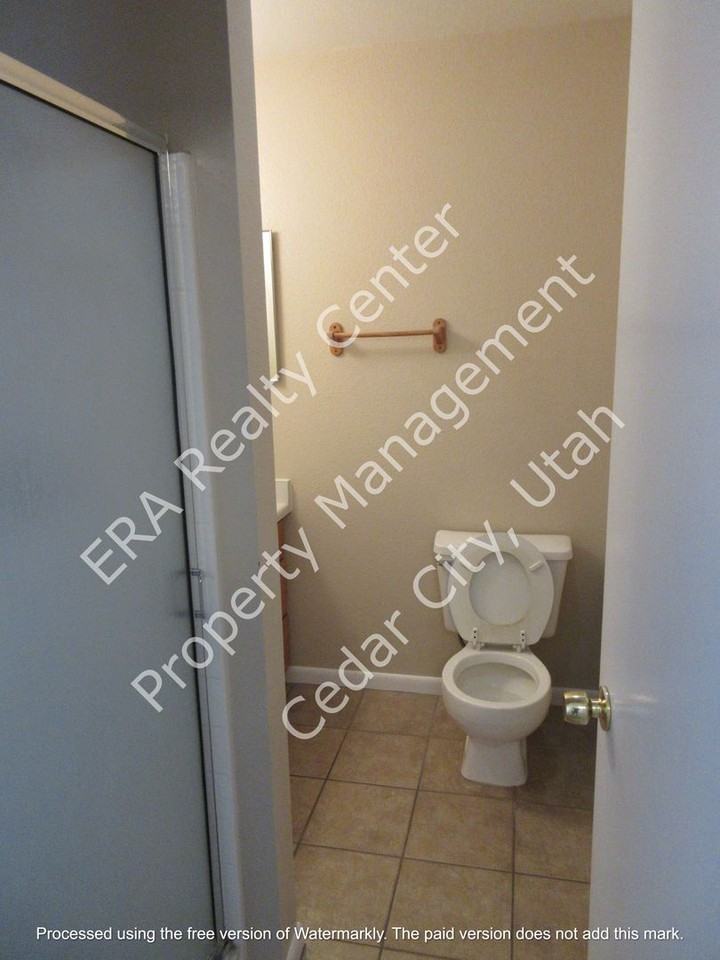 467 N 300 W - Photo 7 of 9