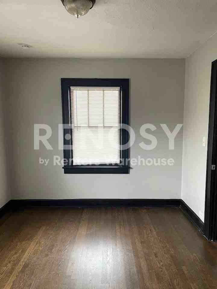 576 S Oxford Ave - Photo 3 of 11