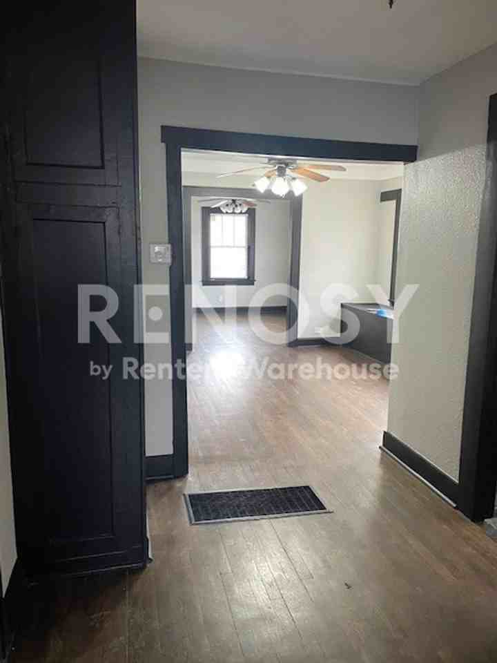 576 S Oxford Ave - Photo 4 of 11