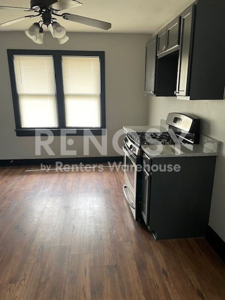 576 S Oxford Ave - Photo 7 of 11