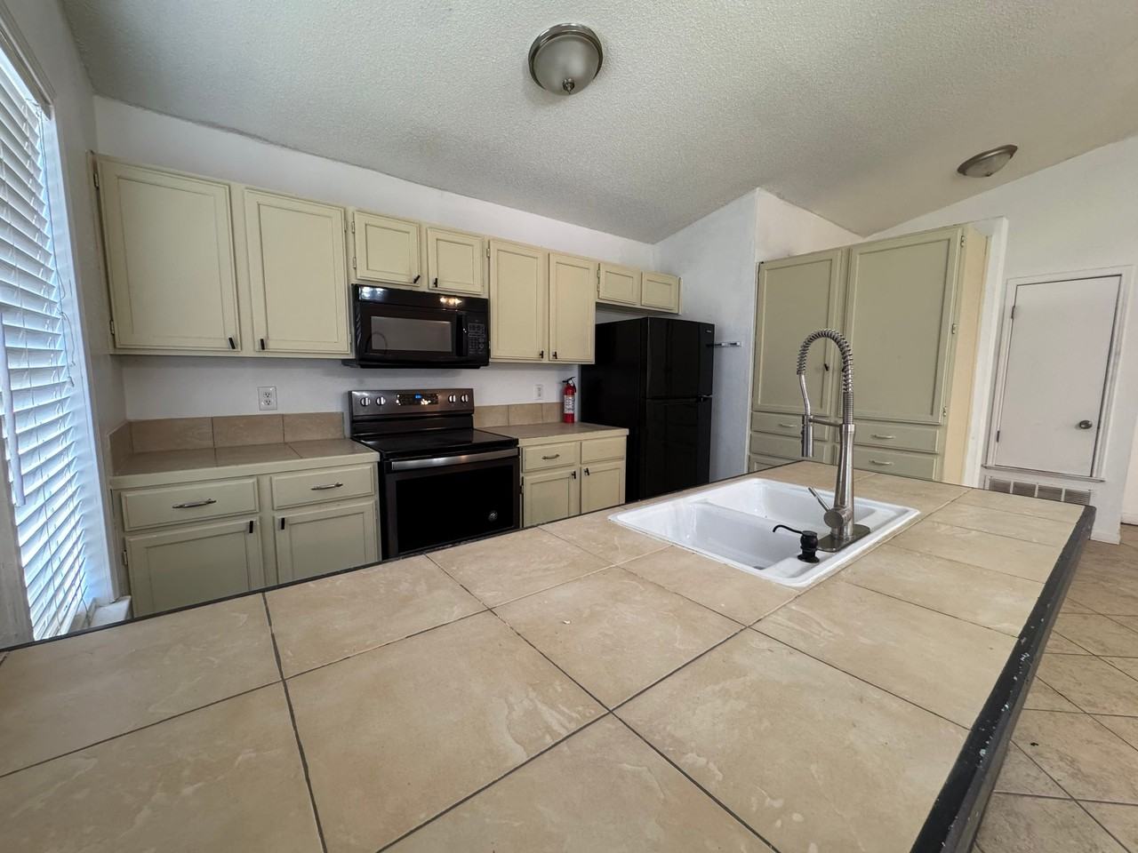 3602 Woodglow Cir - Photo 4 of 23