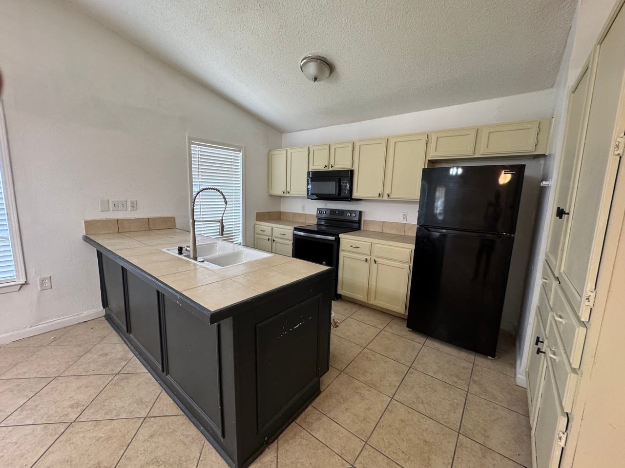 3602 Woodglow Cir - Photo 6 of 23