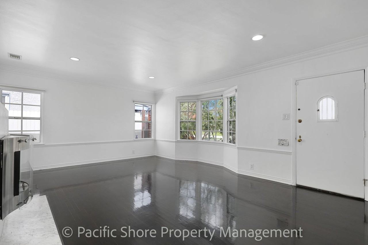 1521 S Curson Ave - Photo 2 of 16