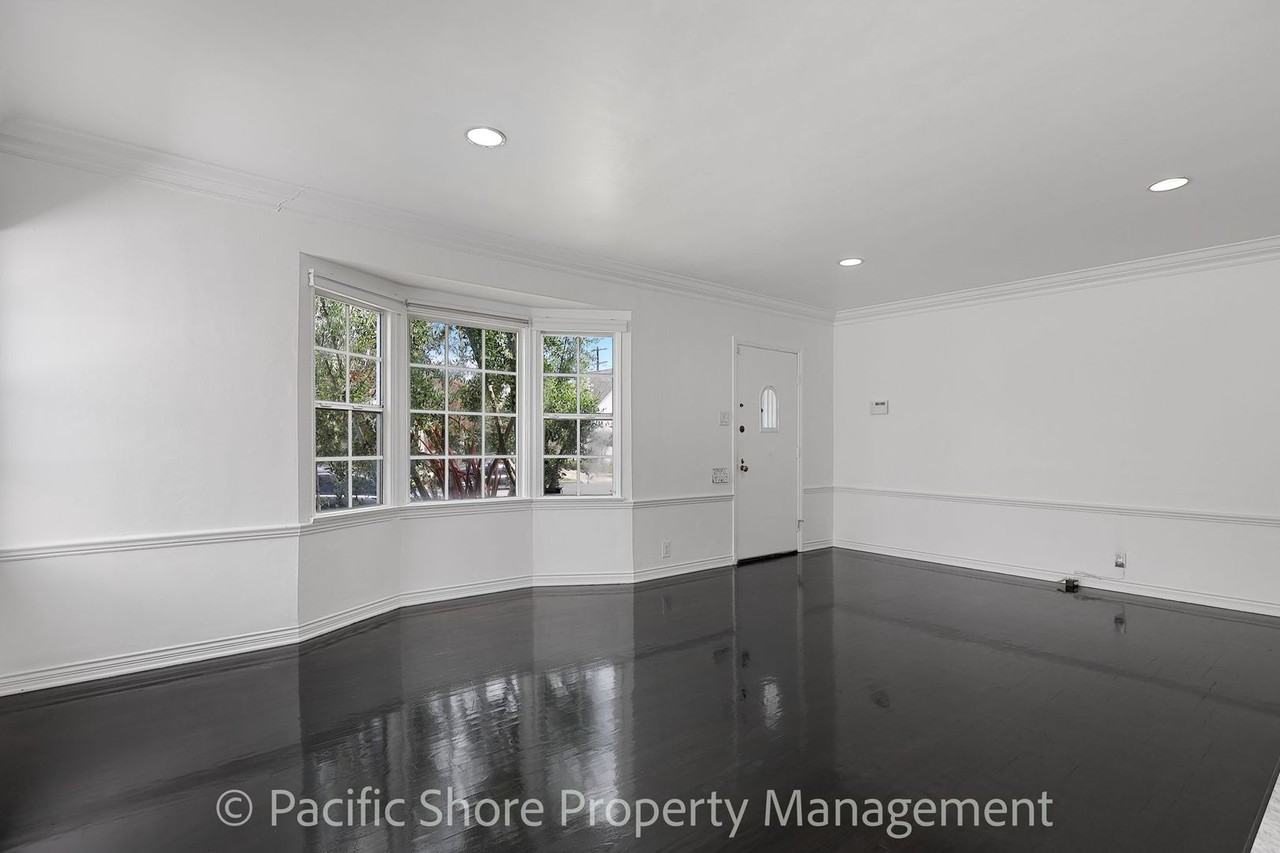 1521 S Curson Ave - Photo 4 of 16