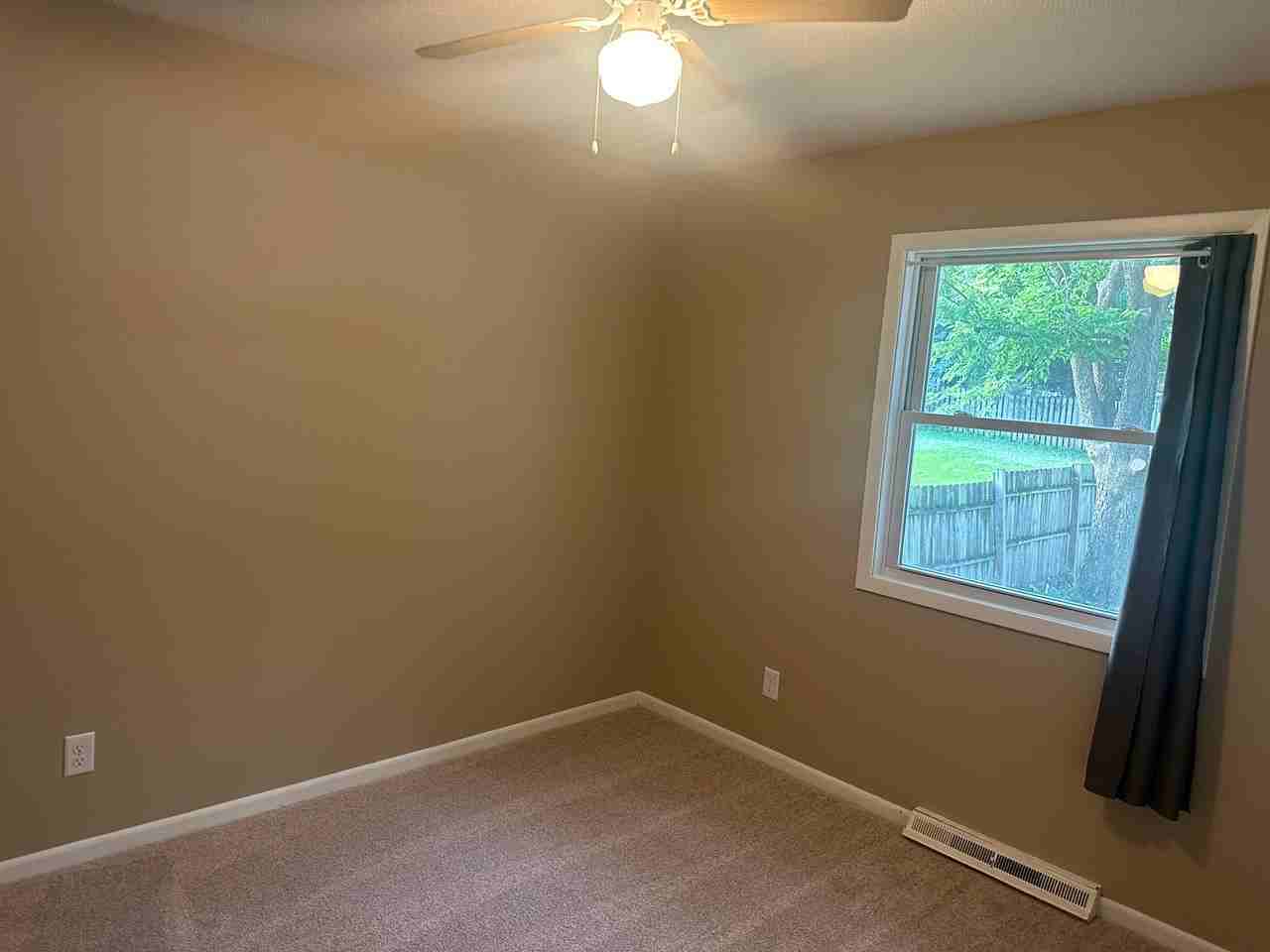 5945 Sunset Rd - Photo 3 of 7