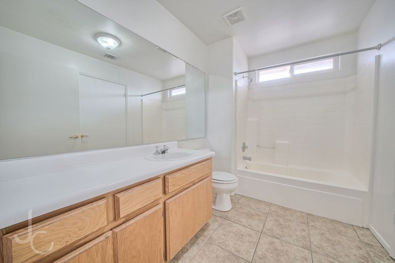 1206 Reddick Ln - Photo 5 of 10