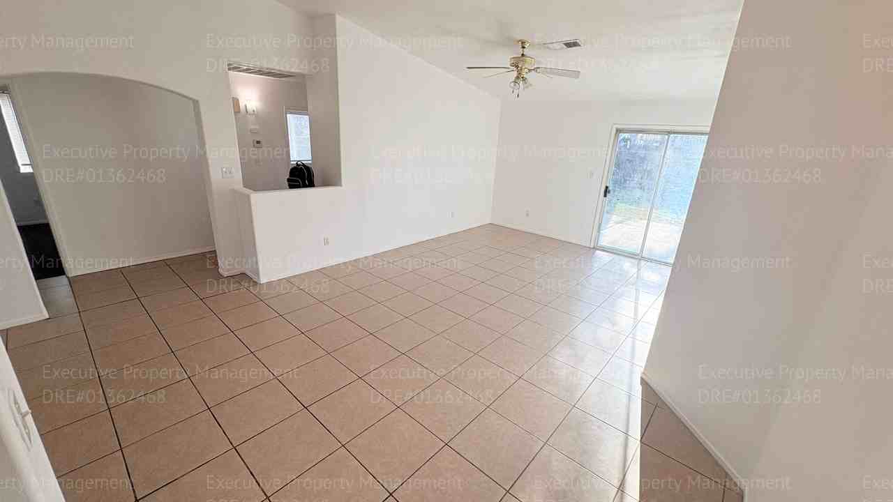7400 Cross Glade St - Photo 4 of 41