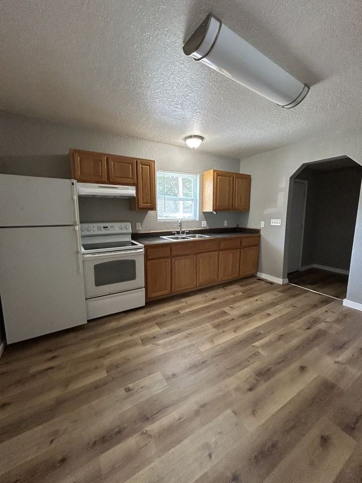 205 E Kansas St - Photo 4 of 9
