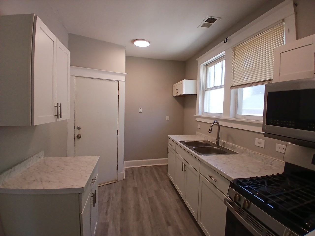 525 N Waldran Blvd #3 - Photo 5 of 7