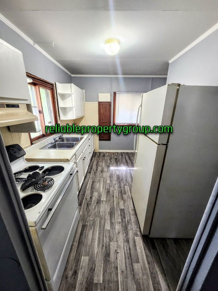 1018 Baxter St - Photo 3 of 9