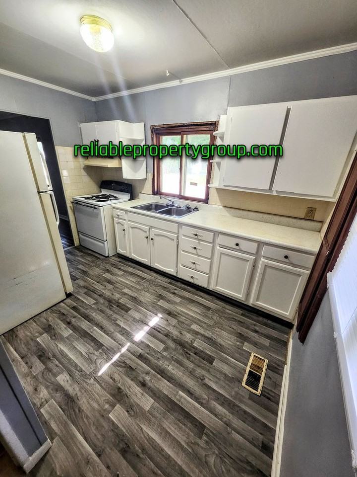 1018 Baxter St - Photo 4 of 9
