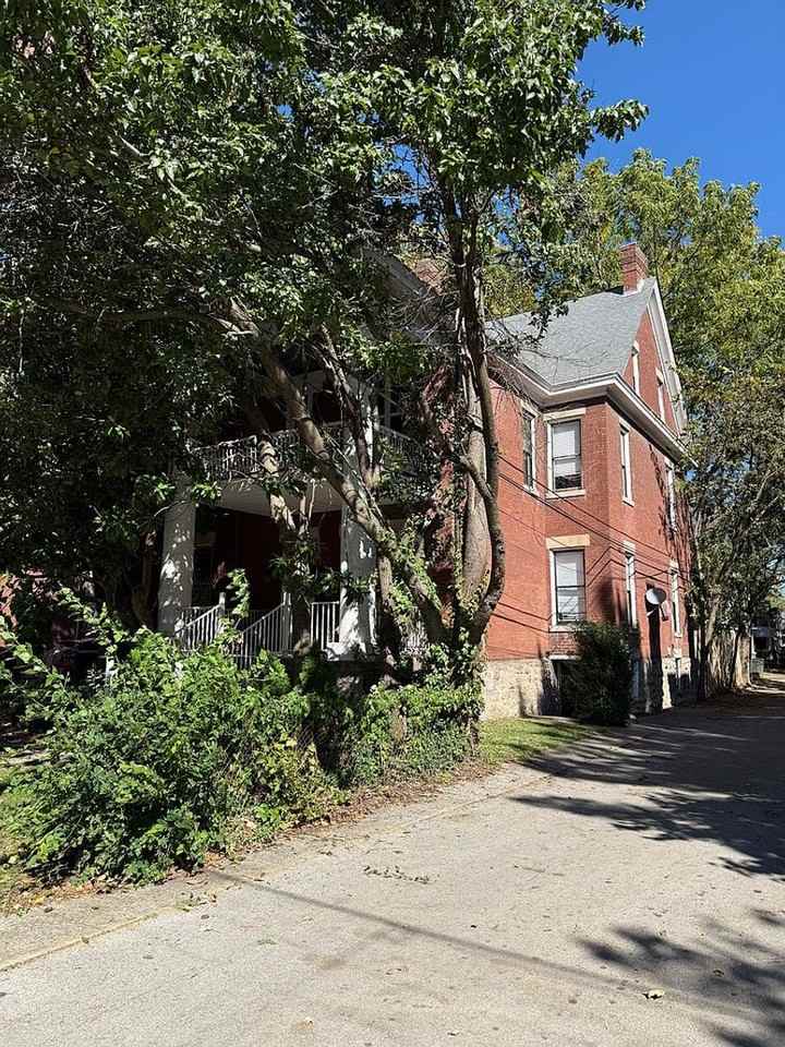485 W Third St - Photo 3 of 13
