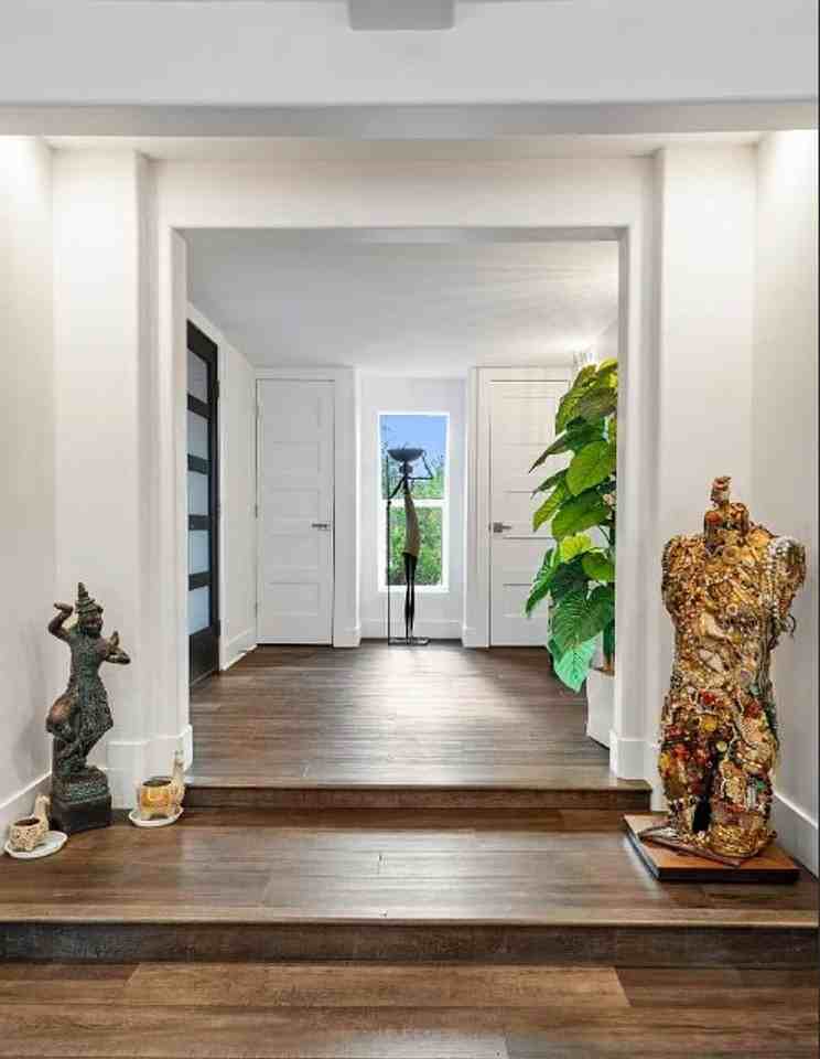 820 Foothill Ln - Photo 3 of 30