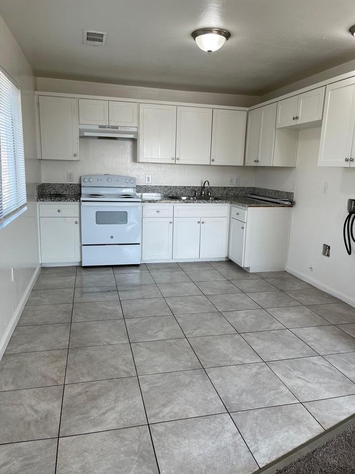 1426 Lake St - Photo 2 of 10