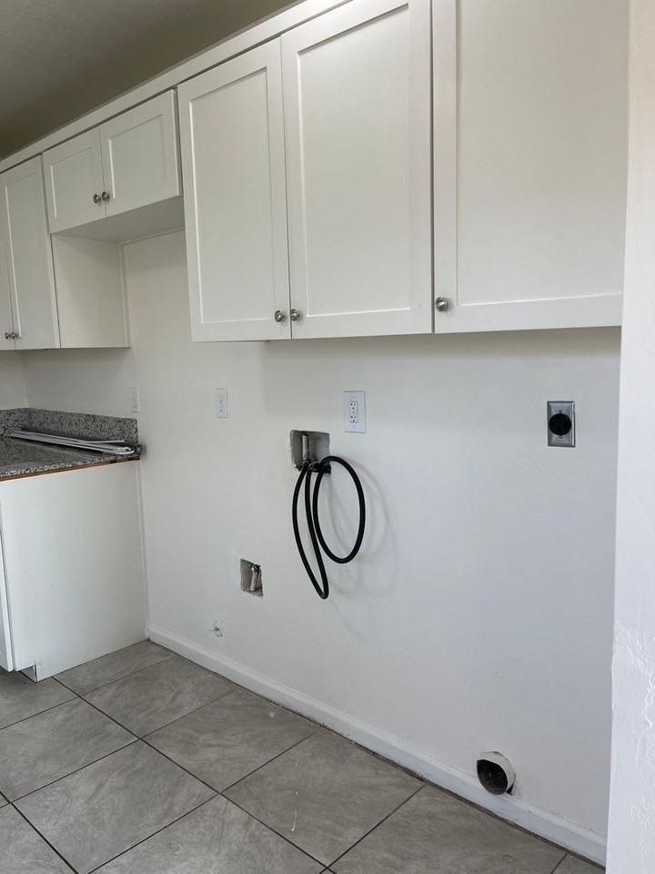 1426 Lake St - Photo 3 of 10