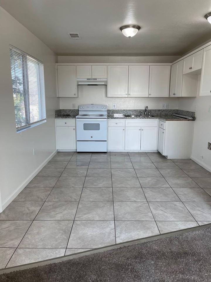 1426 Lake St - Photo 5 of 10