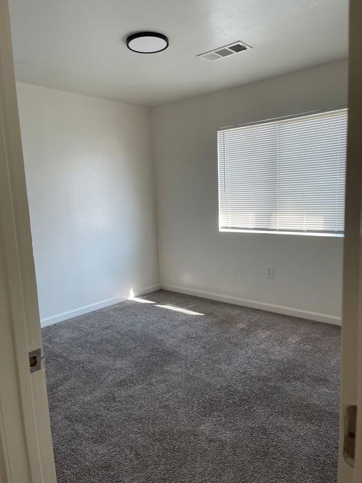 1426 Lake St - Photo 6 of 10
