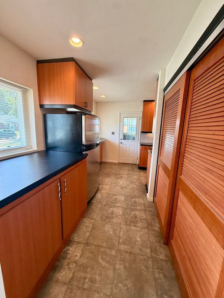645 Brookfield Rd - Photo 4 of 19