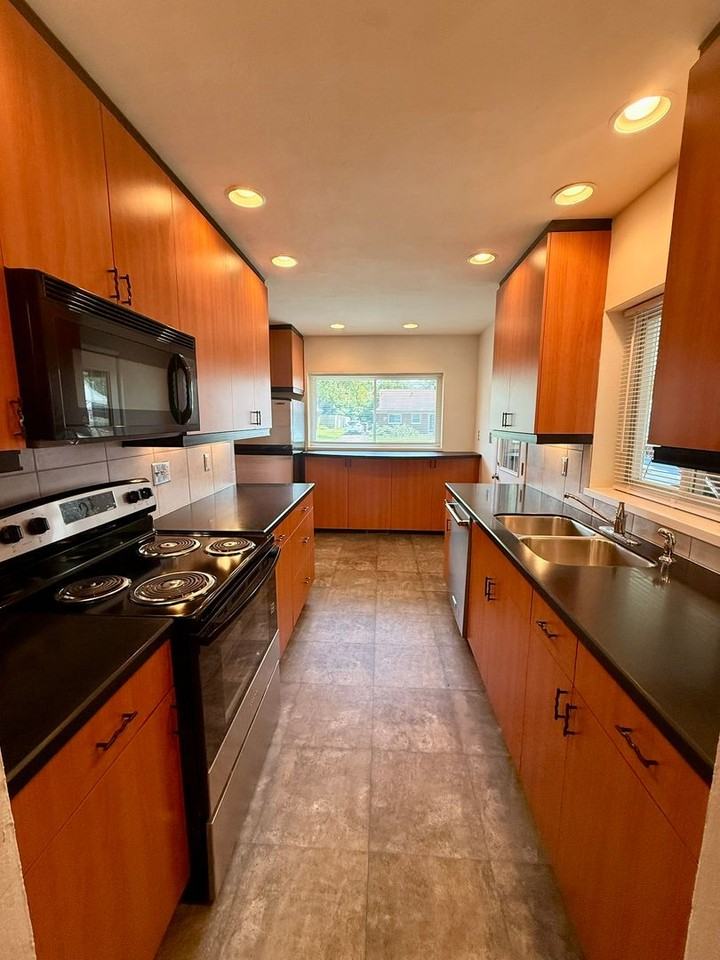 645 Brookfield Rd - Photo 5 of 19